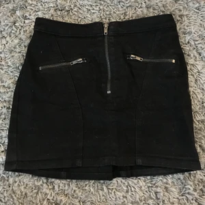 Svart kjol  - Svart kjol med dragkedja från hm som jag inte kan ha längre.