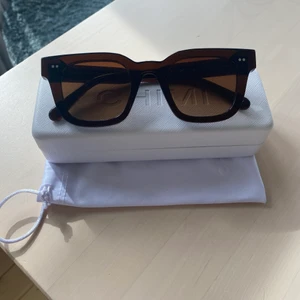 Chimi  - Säljer mina Chimisar i färgen Brown och modellen #04. Knappt några tecken på användning, inga som helst repor på glaset. Säljer då dom inte kommit till användning. Använda max fem gånger. Nypris 1100💖 