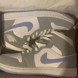Jordan 1 mid- wolf grey  - Säljer dehär sprillansnya ”Jordan 1 wolf grey” i stl 40. Endast testade, kvitto och box medföljer såklart! Hör av er ifall ni har frågor och funderingar kring skorna❤️från JD