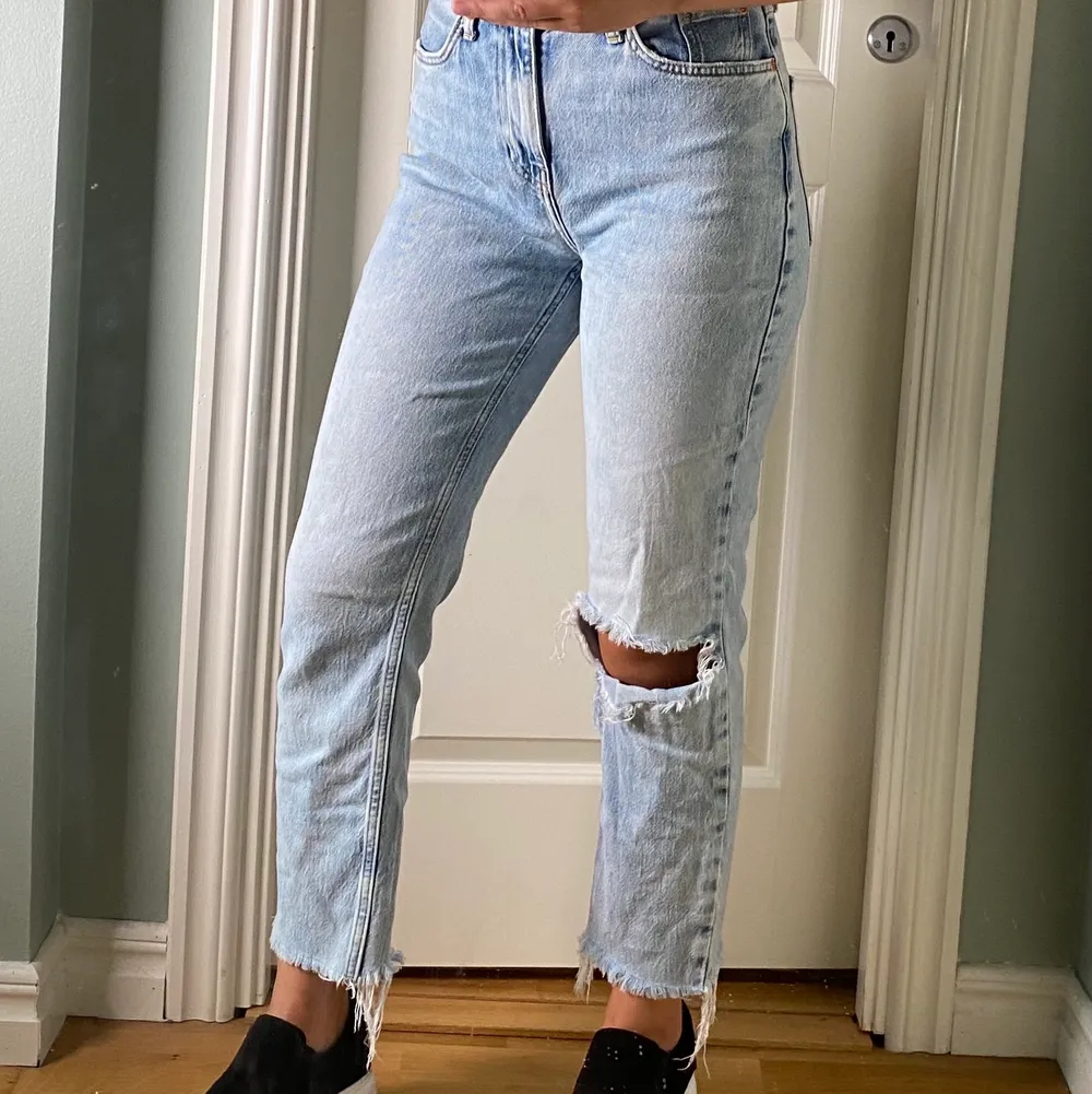 Fina jeans med slitning på knät. Använd väldigt lite och därav att jag säljer dom! . Jeans & Byxor.