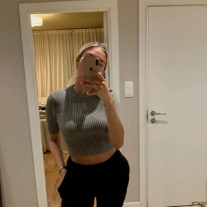 Tröja från zara - Stickad ribbad tröja från Zara, använd fåtal gånger. Jätteskönt material. Liten i storleken men samtidigt är den stretchig.