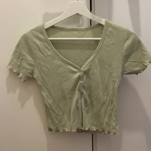 Topp - Jätte fin topp i pastell grön färg. Knappt använd och kommer ej till användning.