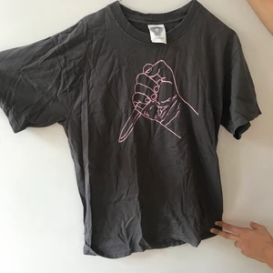 T-shirt - T-shirt med snyggt märke. Passar nån med storlek M/L. Vid köp så kan jag stryka tröjan :) 