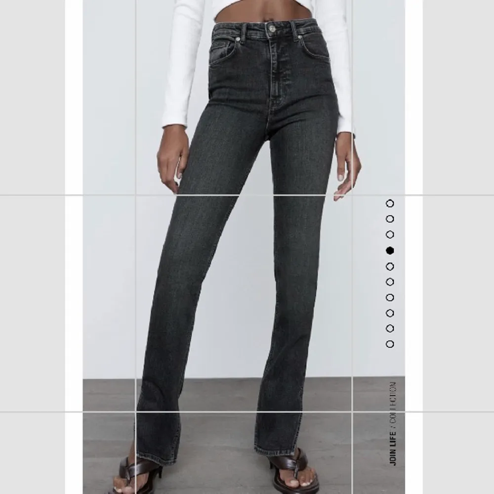 Säljer dessa jeans med splits från zara. De är helt slutsålda från zara! Frakt ingår!!💕😽. Jeans & Byxor.