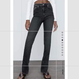 Säljer dessa jeans med splits från zara. De är helt slutsålda från zara! Frakt ingår!!💕😽
