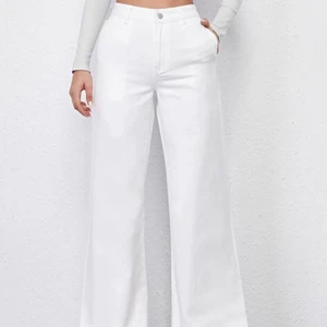 Shein jeans  - Säljer dessa snygga jeans från shein pågrund av att jag tog fel storlek. Endast testade!! Bilden är från shein! Ser även ut som på bilden. Kontakta mig för mer information🤍 150 + frakt!! Buda gärna i kommentarerna💓