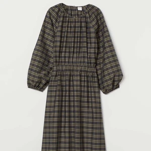 Grön rutig klänning - Jättefin grön rutig klänning från H&M. Använd 1 gång så i nyskick:)