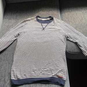 Esprit tröja - Randig tröja mörkblått och vitt. Knappt använd. Storlek small. 100 kr plus frakt 45 kr