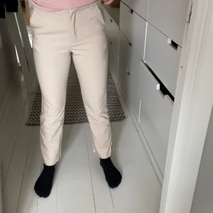 Beigea kostymbyxor med slits - Använda få gånger