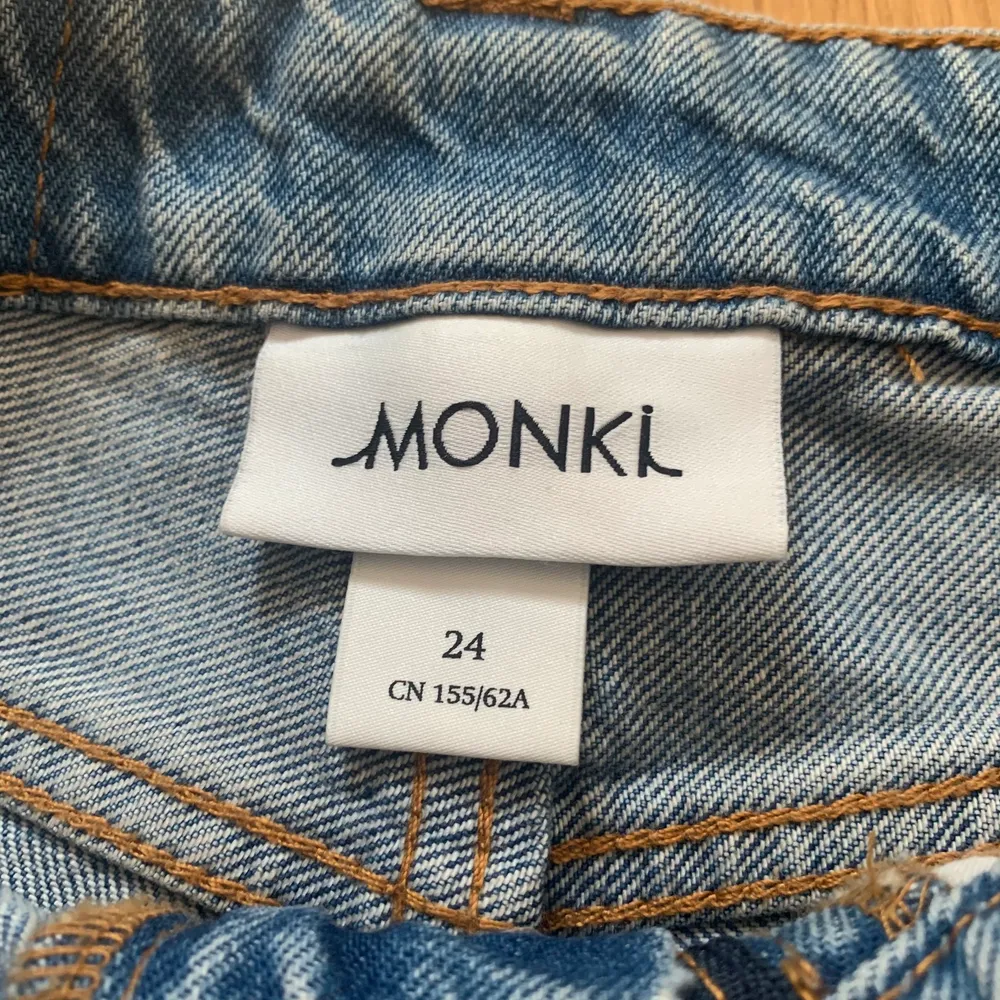 Ett par snygga shorts från Monki i storlek 24 med slitningar. . Shorts.