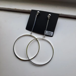 Silvriga örhängen - Köpta nyligen på ur&penn för 79:- och har nu slutat sälja. Aldrig använda bara testade. Frakt ingår ej i priset. Och tar endast swish💕