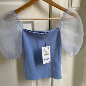 Söt topp - Supersöt topp med prislapp kvar! Köpt från zara för 299kr & finns ej kvar på hemsidan. Köparen står för frakten💕💕
