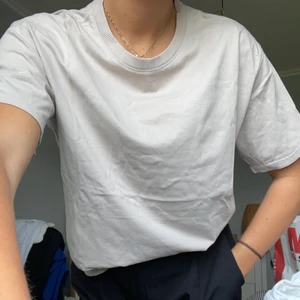 T-shirt - Ljus beige basic tisha!