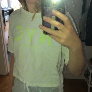 NYC NEON T-SHIRT  - ”NYC Dreams” Tröja från hm. Storlek 146/152 vilket motsvarar 10-12 år. 