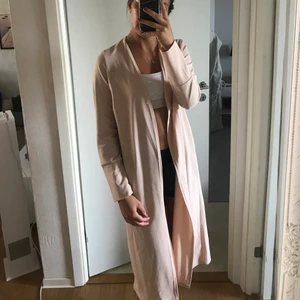 Kofta kappa  - Rosa kofta/kappa. Knappt använd. Storlek S. Frakt 22kr 