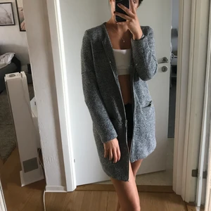 Jacka - Grå, vadderad höstkampanj med dragkedja. Storlek XS-S, passar båda. Frakt 44kr