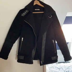 Jacka strl M  - Jacka från Gina Tricot i strl M. Bra skick! 