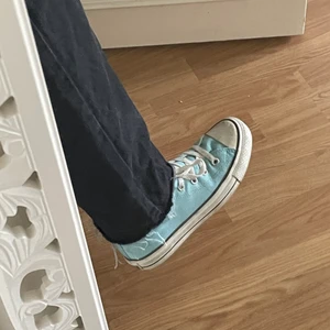 Blåa converse💙 - Råkade avsluta budgivningen på dessa så får publicera dem på nytt. Dem är i superfint skick endast lite smutsiga, dem tvättas vid köp💙