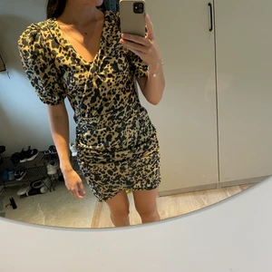 Klänning - Snygg knappt använd klänning från hm i storlek xs🌻