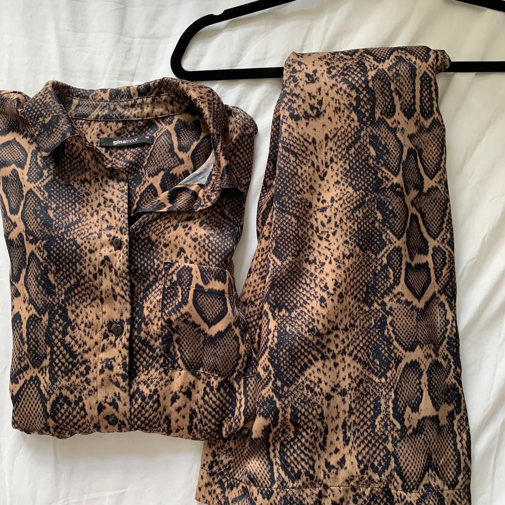 Jättesnyggt snake printat set från Gina tricot🐉Byxorna är vida och ganska lågmidjade på mig som brukar ha 34-36 i byxor! Skriv gärna för fler bilder🖤 . Kostymer.