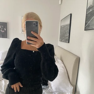 Stickad tröja - Tröja från hm, knappt använd så i väldigt fint skick , storlek xs men skulle nog säga att den passar s också ,, säljer för 100kr + frakt ❤️