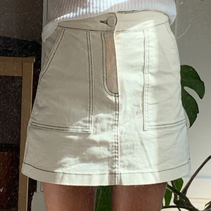 Kjol från zara - Cool och unik kjol från zara. Går inte att få tag på, storlek xs. Så fin på hösten med tjocktröja, strumpbyxor och boots! Köparen står för frakt, betalning sker via Swish 