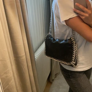 Tiamo väska - Säljer min väska från märket Tiamo! Köpt för 499 säljer för 300+frakt. Väskan är i fint skick utan några som helst skador, skriv till mig vid frågor☺️💓