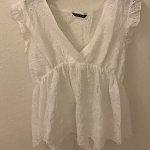 Jätte fin topp/blus - En jätte fin vit spetsig topp/blus ifrån shein , Alldrig använd och i storlek M 💕 