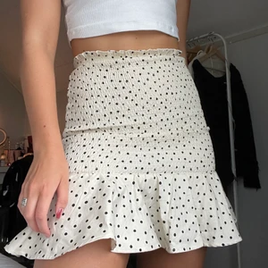 Prickig kjol från Monki! - Supergullig prickig kjol från Monki i storlek XS men är stretchig så passar större storlekar! 100kr + frakt 😍