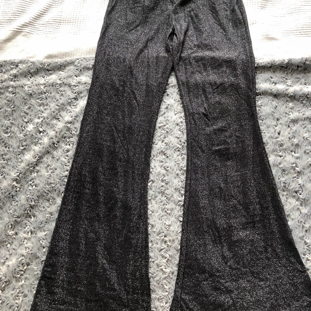 Sköna glittriga byxor köpa från Nelly inför nyår men användes aldrig så lappen sitter kvar och är alltså i nyskick! Köparen står för frakt . Jeans & Byxor.