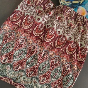 Tajt kjol  - St. S. Resår i midjan. Använd en gång. 