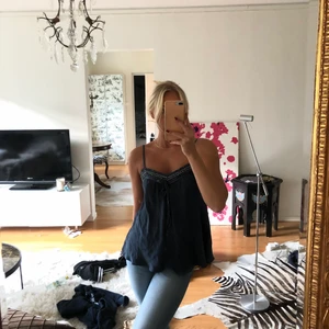 Linne - Snyggt linne från Stella McCartney kollektion med H&M! Stenarna går från ringningen i fram hela vägen runt även bak (se sista bilden). Snygg blå färg och har ett otroligt fall i tyget. Skriv gärna privat vid frågor!!💖💐 Budet ligger nu på 360kr!