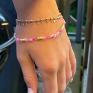 Pärlarmband 💚💗🍉 - 20kr/st💖 Gulligt armand som går över handen lite, passar perfekt till skolstarten