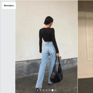 Blå jeans - Blå jeans från Nakd i storlek 32. Säljer för 150kr+frakt. Går ner till foten på mig som är 170cm