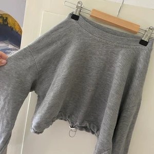 Söt topp med dragsko i midjan  - Nyskick, frakt tillkommer på 38 kronor ✨