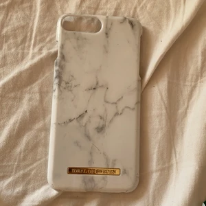 Ideal of Sweden skal till iPhone 6+ 8+ - Det här skalet säljer jag nu för byte av mobil. Det har några skador och färgen har suddats bort lite i Kanterna (se bild 2). Har även en repa lite över loggan (se bild 3). Kontakta för fler bilder! Köparen står för frakt 📦 