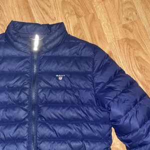 GANT - En helt ny äkta GANT jacka i lite mer åt de marinblåa hållet! Mer svartaktig i verkligheten men lite blå! Köpt 2020 för 2800kr men säljer billigare nu för använder den inte längre:)💕 strl. 146-152 men är som en S