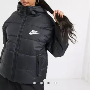 Nu säljer jag min Nike jacka som inte kmr till ngn användning längre, jag hade den halva förra vintern och den är i fint skick förutom att den har en igen sydd skada på ena ärmen som it alls är stor!