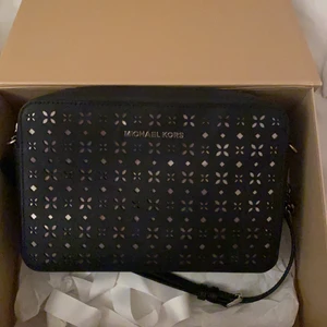 Michael Kors handväska  - Äkta Michael kors väska, knappt använd i Limited edition variation