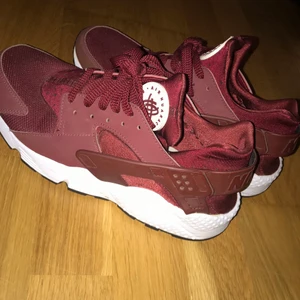 Nike Huaraches 44 - Använt kanske 15 gånger. Syns knappt. 