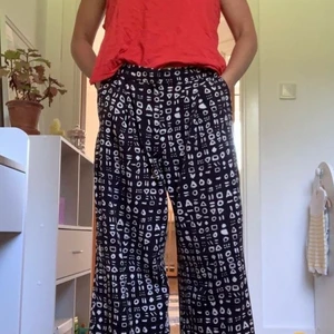 Culottebyxor, Monki - Mönstrade culottebyxor från Monki, strl 38. Fint skick! 