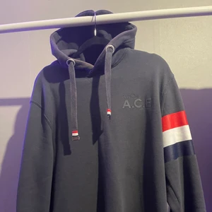 ACE TRÖJA - Denna tröja är i lite sämre skick men fortfarande skön och fin 