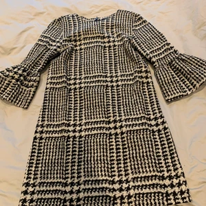 Klänning från Zara - Klänning i storlek XS