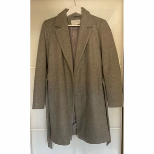 Kappa från VILA - Perfekt höst/vinter jacka. Använd ett fåtal gånger och är i väldigt bra skick. Priset när jag köpte den: 700 kr. Storlek 34 men passar 36 också. Hör gärna av er för fler bilder!