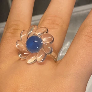 ring - stor ring i form av en blomma. diametern är 22mm.