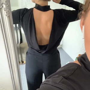 Feströjan - Finaste tröjan när man vill vara uppklädd men inte för mycket. Ser vanlig ut på framsidan men har en stor öppning i ryggen (med säkerhetsnål kan man göra den mindre om man hellre vill det). Supersnygg 