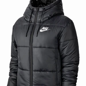 Nike jacka - Vinterjacka som man kan vända åt båda hållen, använd men i gott skick. Nypris ca 1000kr