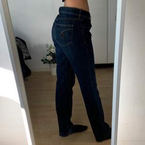 Lågmidjade jeans i stl W32/L32 från ESPRIT med brodyr på fickorna. Aldrig använda och i bra skick, dock en fläck på ena sidan av låret som ej går bort men som inte är så synligt.