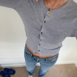 Stickad kofta - Så fin stickad kofta i en härlig blå färg! Väldigt mjuk och skön och går att ha ensam eller med någonting under. Knappt använd. 