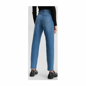 Jeans med medelhög midja - Jeans från NA-KD i strl 40. Sitter som på modellen på bilden, rätt avslappnad men sitter lite tightare upptill. Sparsamt använda. Köparen står för fraktkostnaden. 